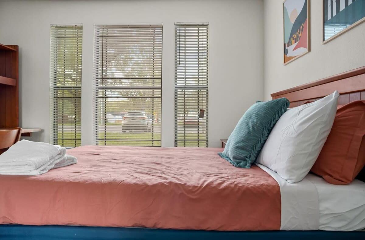 Budget Friendly Sleeps 8 Discounts Available Tampa Exterior foto